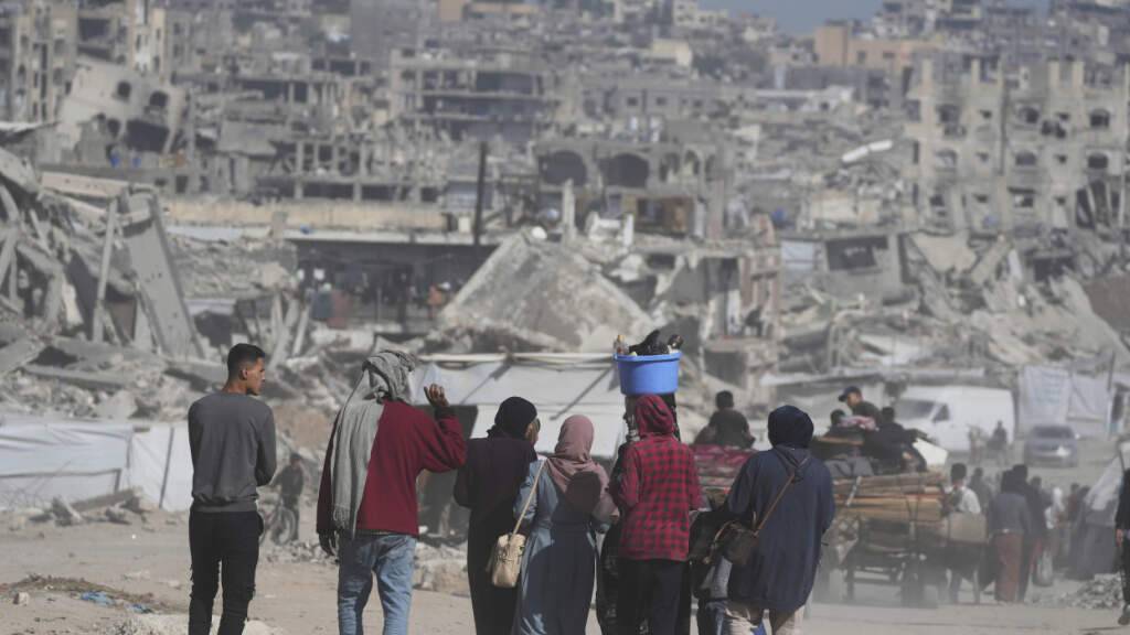 dpatopbilder - Vertriebene Palästinenser im nördlichen Gazastreifen an. Foto: Jehad Alshrafi/AP/dpa