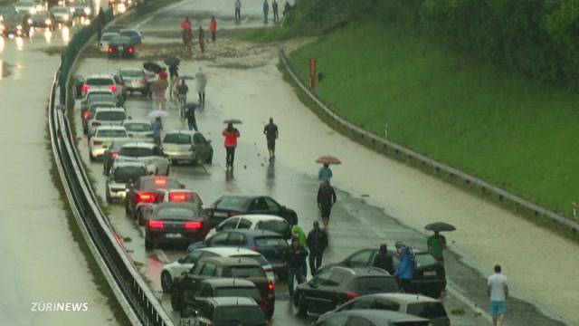 Regen flutet Autobahnstrecke der A1