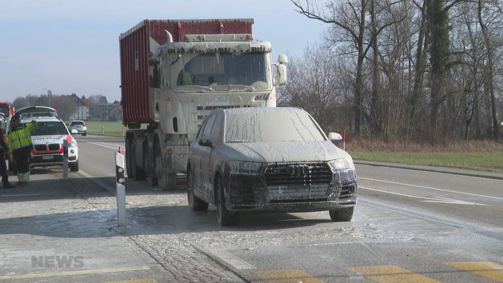 Verdreckt: In Selzach wird ein Auto komplett mit Zementschlamm zugeschüttet