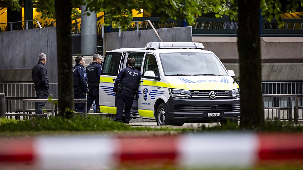 Polizisten im Einsatz beim Bildungszentrum Zofingen BZZ nach den Messerangriffen vom Mittwoch.