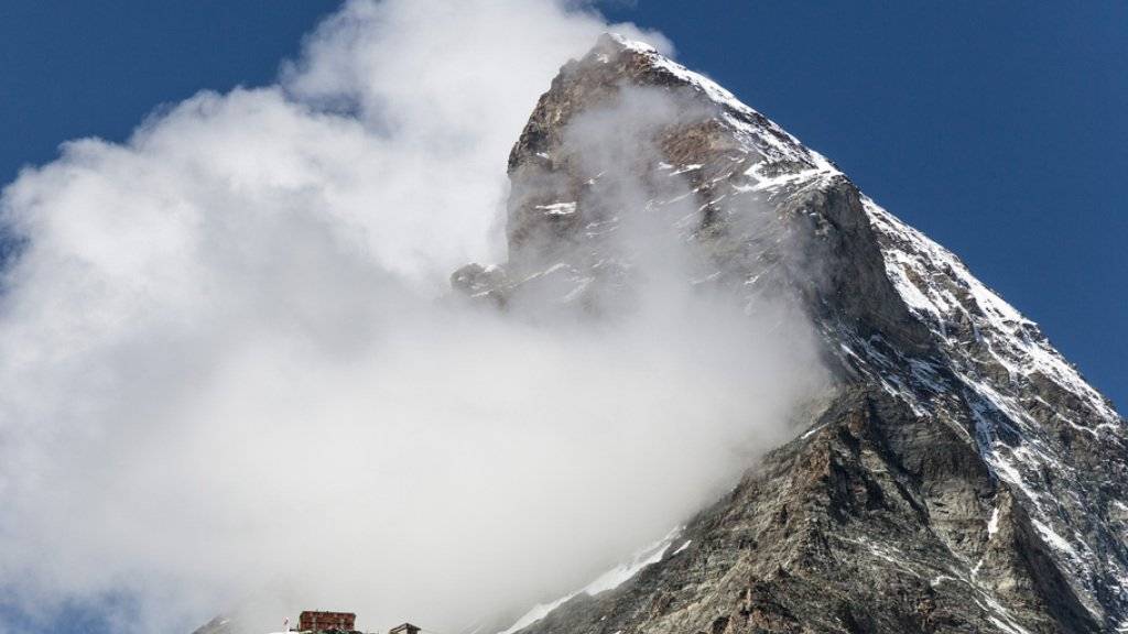 Die Hörnlihütte vor der Ostwand und des Matterhorns. Am Fuss der Bergflanke machte ein Zermatter Rettungsspezialist den makabren Fund. (Archiv)