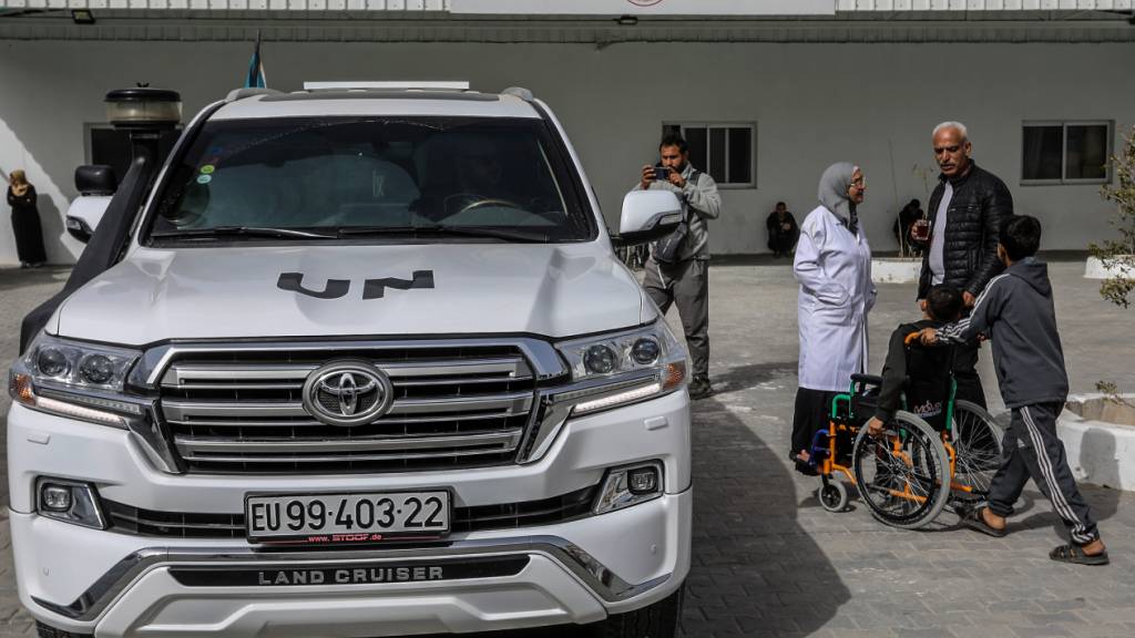 Palästinensische Patienten warten auf dem Gelände des Krankenhauses des Roten Halbmonds auf ihre Evakuierung aus dem Gazastreifen über den Grenzübergang Rafah nach Ägypten, um im Ausland behandelt zu werden. Foto: Abed Rahim Khatib/dpa