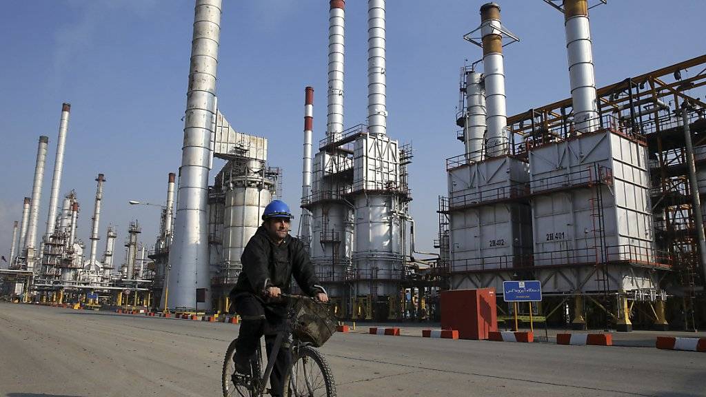 Ölraffinerie südlich von Teheran: Nach der Aufhebung des Embargos will der Iran seine Ölförderung schrittweise um rund 500'000 Barrel pro Tag hochfahren (Archiv).