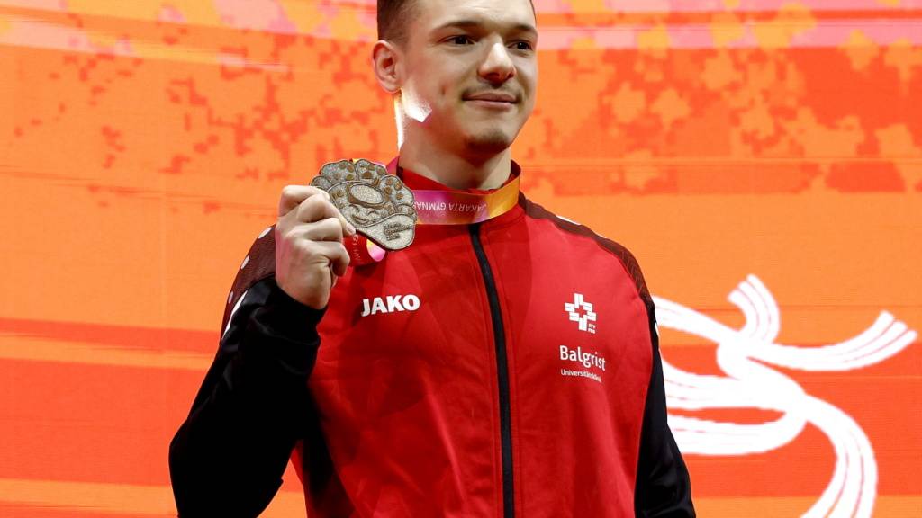 Noe Seifert zeigt mit Stolz seine WM-Bronzemedaille