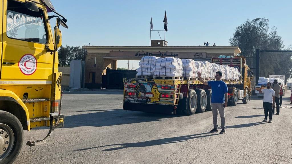 ARCHIV - Lastwagen mit humanitären Hilfsgütern fahren in den Grenzübergang Rafah zwischen Ägypten und dem Gazastreifen ein. Foto: Mohammed Arafat/AP/dpa