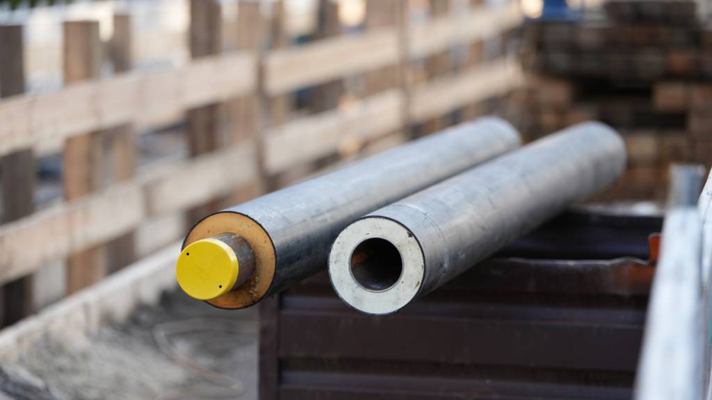 Mit über Leitungen transportierter Fernwärme aus Industrie- und Gewerbebetrieben könnten in Haushalten Öl- und Gasheizungen ersetzt werden. (Archivbild)