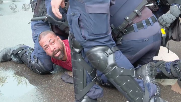 Polizei drückt Prix-Courage-Gewinner zu Boden
