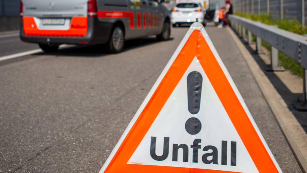 Die Zahl der schweren Unfälle auf Schweizer Strassen hat im ersten Halbjahr 2021 abgenommen. (Symbolbild)