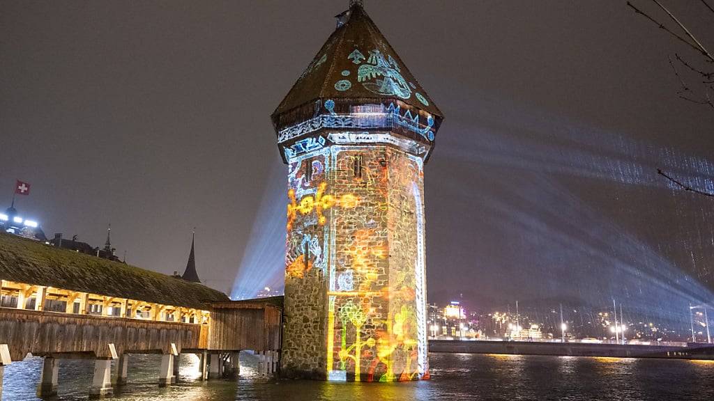 Die Lichtprojektion «Light House» von Künstler Kurbas erleuchtet den Wasserturm der Kapellbrücke am Eröffnungstag des Lilu.