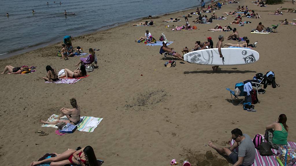 Griechenland will Regeln für Tourismus: Einheimische am Strand der Athener Vorstadt Kavouri am Sonntag nach Lockerung der Corona-Regeln.