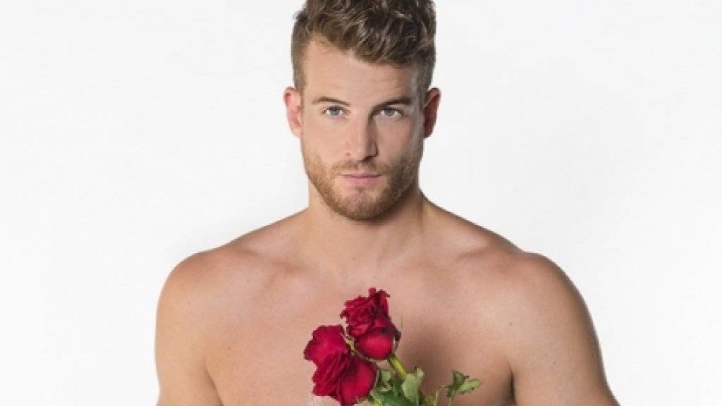 Bachelor Janosch Nietlispach verteilt seine Rosen mit Bedacht. (Pressebild 3+)