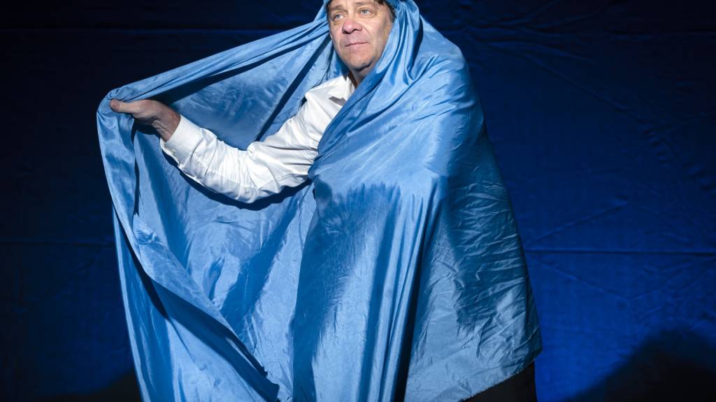 Schauspieler Roeland Wiesnekker als Jungfrau Maria: Das Dreipersonenstück «Der Messias» im Zürcher Theater zum Weissen Wind ist eine gnadenlos überzeichnete Weihnachtskomödie.