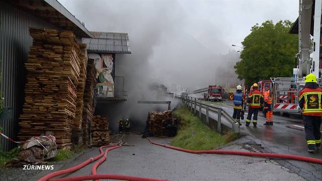 Grossbrand in Sattel hält Feuerwehr auf Trab