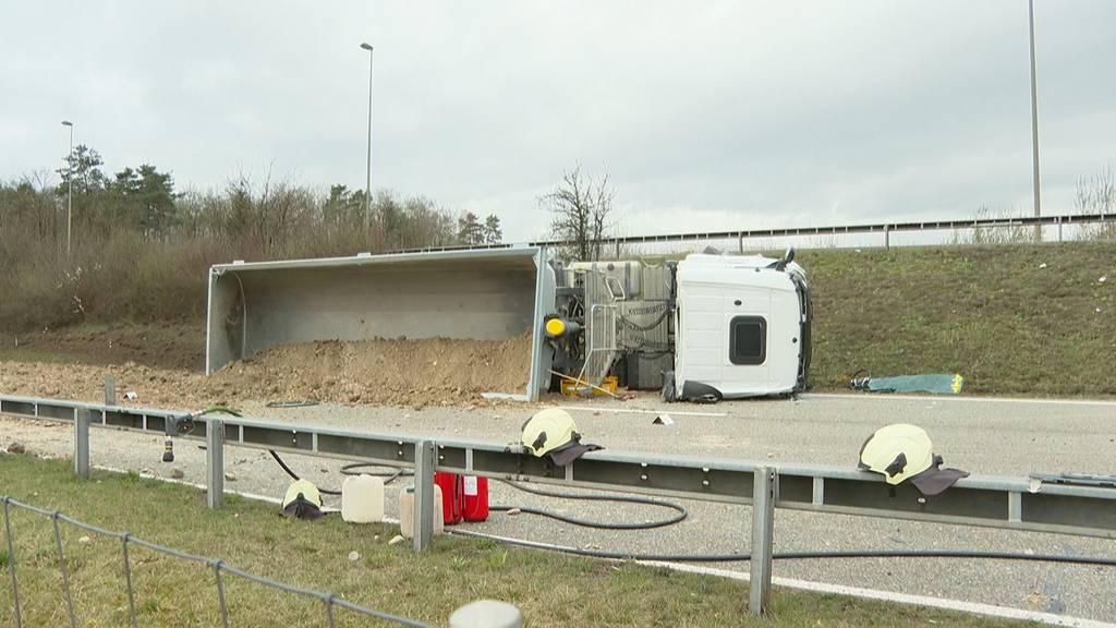 Lastwagen kippt auf Autobahn beim Flughafen Zürich – Fahrer ins Spital gebracht