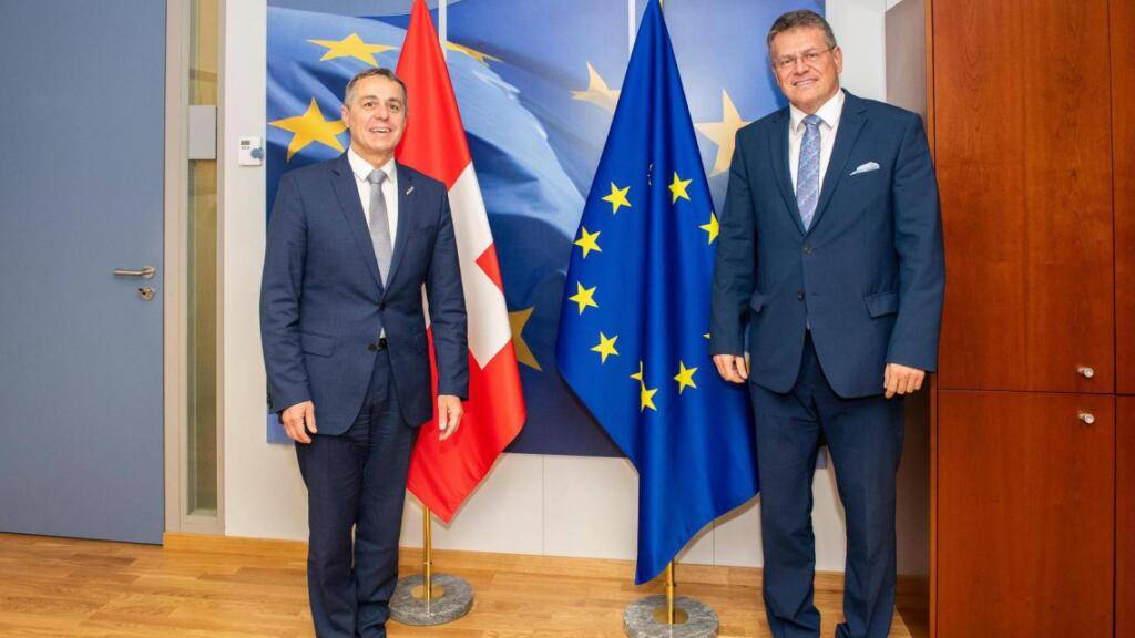 Bundesrat Ignazio Cassis (links) nimmt am Dienstag mit Maros Sefcovic, Vize-Präsident der EU-Kommission, eine Standortbestimmung in der Beziehung Schweiz-EU vor. (Archiv)