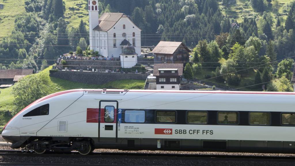 Sollen entschädigt werden: Pendler zwischen dem Tessin und der Deutschschweiz werden das Kirchlein von Wassen bis Ende des Jahres zur Genüge zu sehen bekommen.