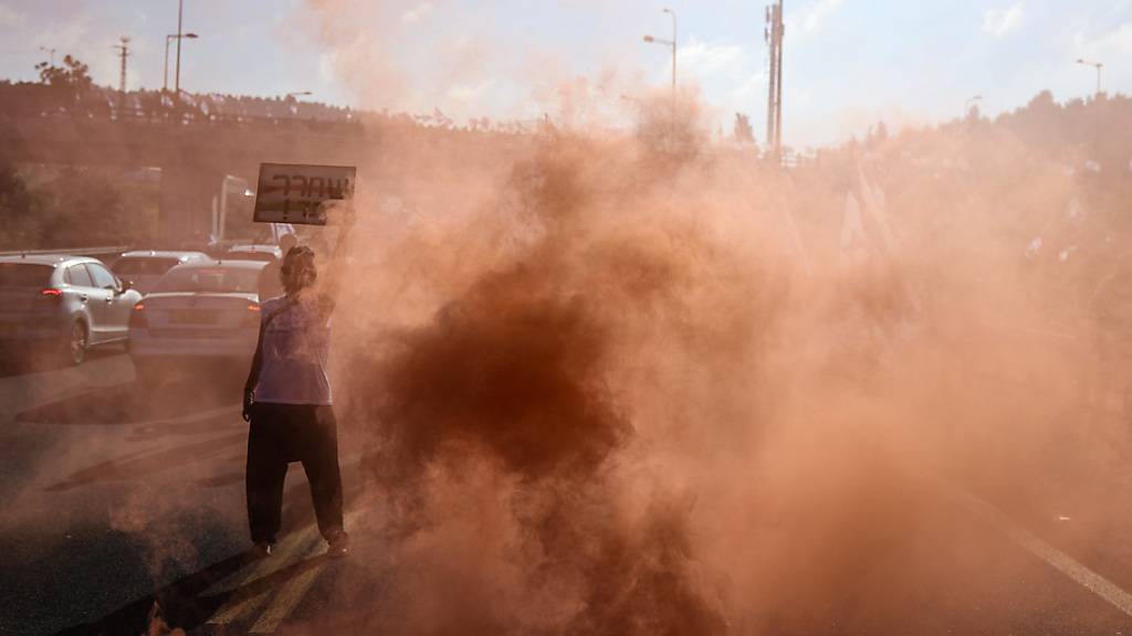 Demonstranten blockieren nach der Abstimmung in der Knesset eine Straße nach Jerusalem. Foto: Ilia Yefimovich/dpa