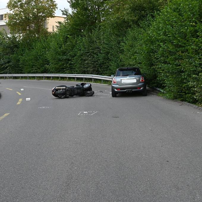 Töfffahrer (39) stirbt nach Crash mit Auto in Hombrechtikon