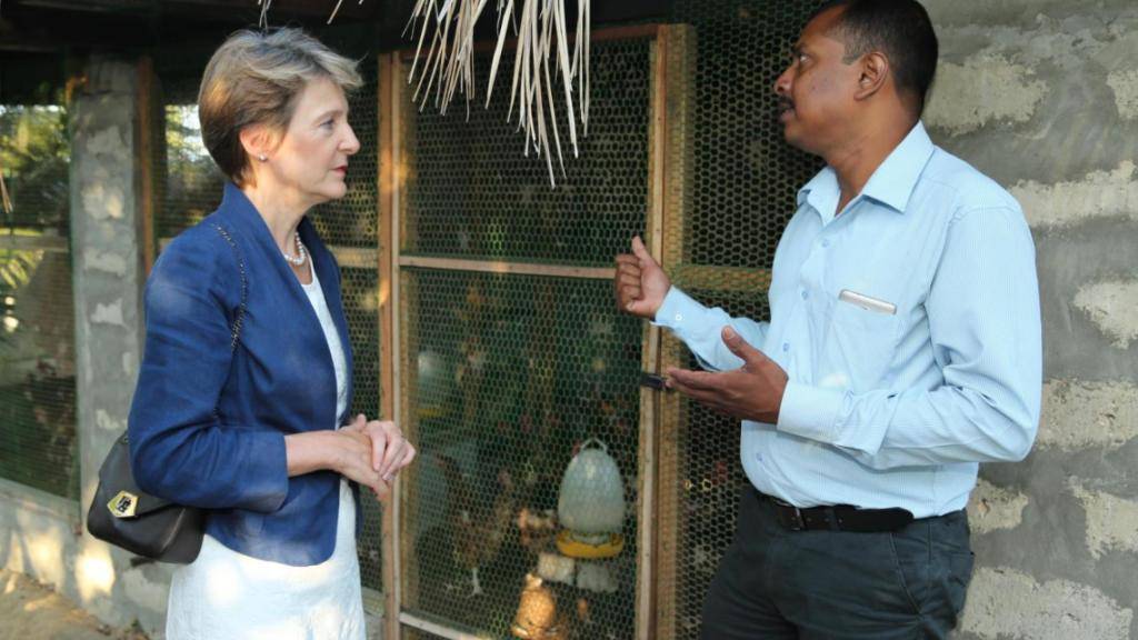 Bundesrätin Simonetta Sommaruga im Gespräch mit einem Rückkehrer in Sri Lanka, der von der individuellen Rückkehrhilfe des Bundes profitieren konnte. (Archivbild, 2016)