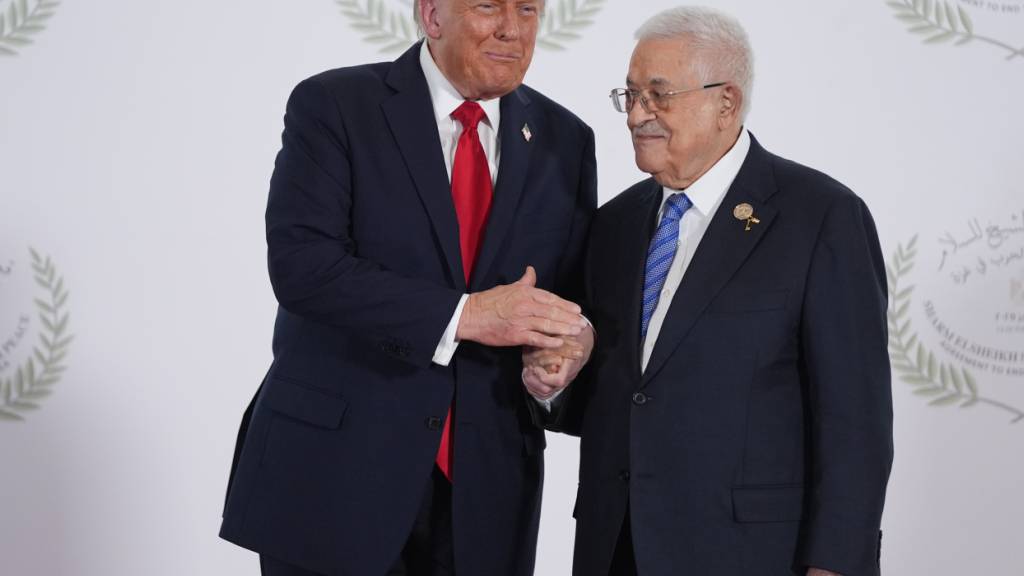 US-Präsident Donald Trump (r) begrüßt den palästinensischen Präsidenten Mahmoud Abbas zum «Gipfel für den Frieden», um eine Vereinbarung zwischen der Hamas und Israel formell zu besiegeln. Foto: Evan Vucci/AP Pool/AP/dpa