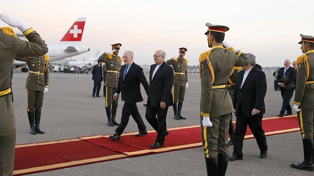 Bundespräsident Johann Schneider-Ammann wird bei der Ankunft in Teheran von Industrieminister Mohammad Reza Nematzadeh empfangen.
