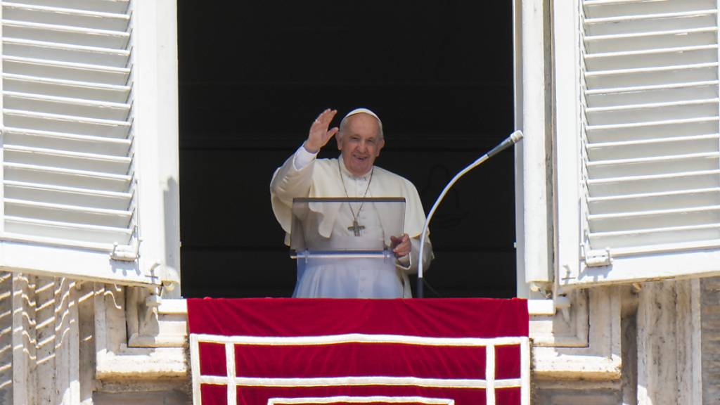 Papst Franziskus winkt bei seiner Ankunft zum Ostermontagsgebet «Regina Caeli» aus dem Fenster seines Arbeitszimmers. 