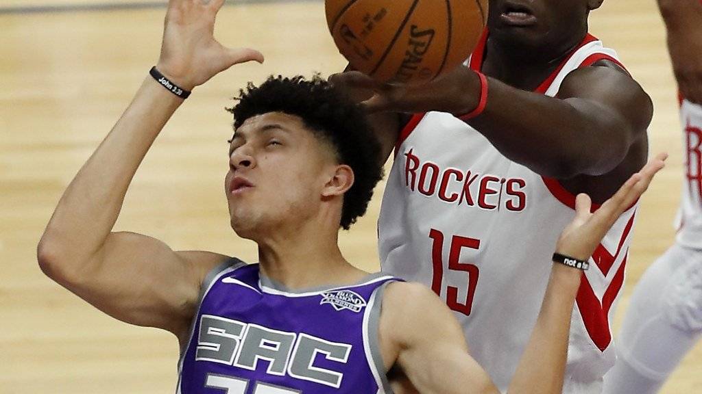 Clint Capela von den Houston Rockets schnappt sich gegen Sacramentos Justin Jackson den Ball