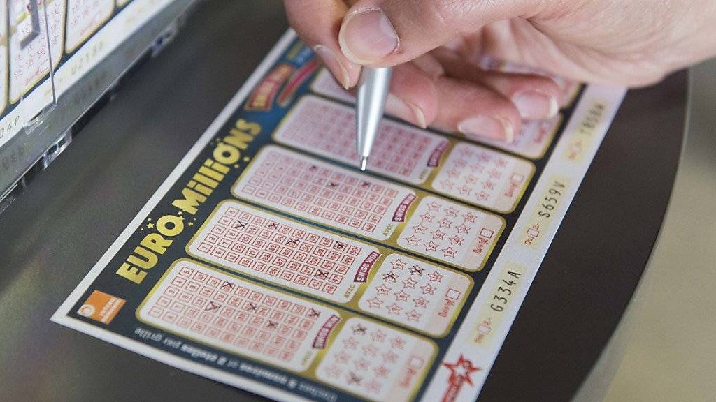Pro Kopf 333 Franken: Soviel setzten Schweizerinnen und Schweizer 2017 für Lotterien und Wetten ein. (Symbolbild)