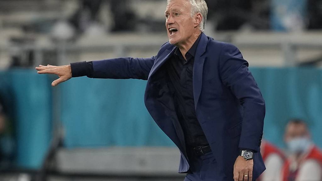 Vladmir Petkovic und die Schweiz messen sich am Montag mit dem Weltmeister-Team von Didier Deschamps (Bild)