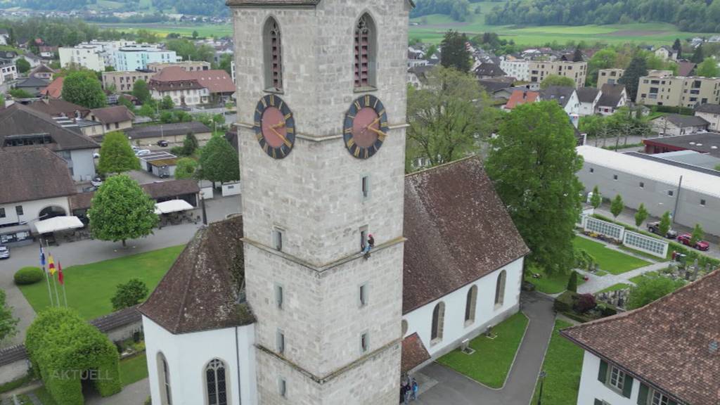 Abgeseilt: Pfarrer in Schöftland lässt Schüler am Kirchturm runter