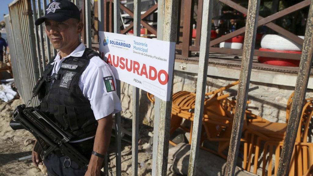 Ein mexikanischer Polizist bewacht den Ausgang des «Blue Parrot»-Nachtklubs in Playa del Carmen, wo am frühen Montagmorgen mindestens fünf Menschen getötet wurden.