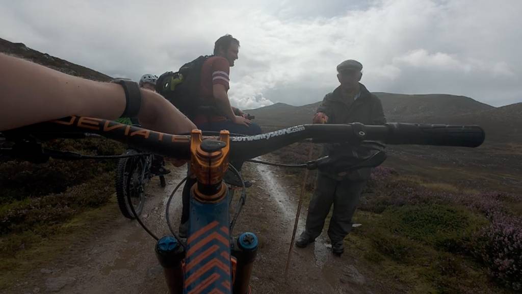 Mountainbiker treffen in Schottland auf spazierenden King Charles