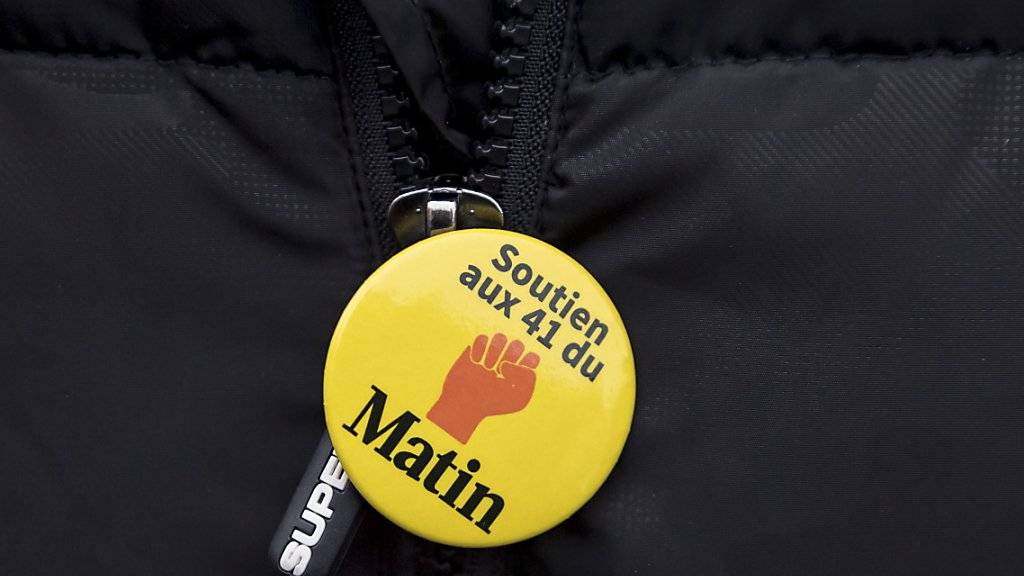Die meisten der 41 entlassenen Mitarbeitenden der Printausgabe der Westschweizer Zeitung «Le Matin» sind derzeit arbeitslos. Sie protestierten am Donnerstag in Lausanne dagegen, dass das Verlagshaus Tamedia ihnen noch immer keinen würdigen Sozialplan präsentiert habe.