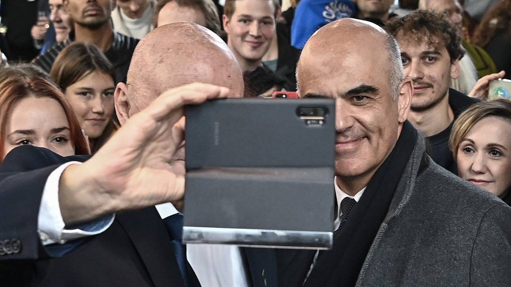 Ein Selfie mit dem Bundesrat: Das Volk steht gemäss einer Umfrage hinter Alain Berset. (Archiv)