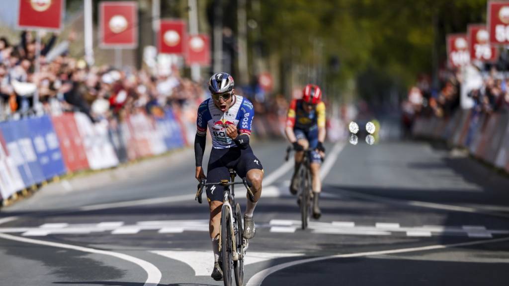 Remco Evenepoel lässt Mattias Skjelmose im Sprint keine Chance