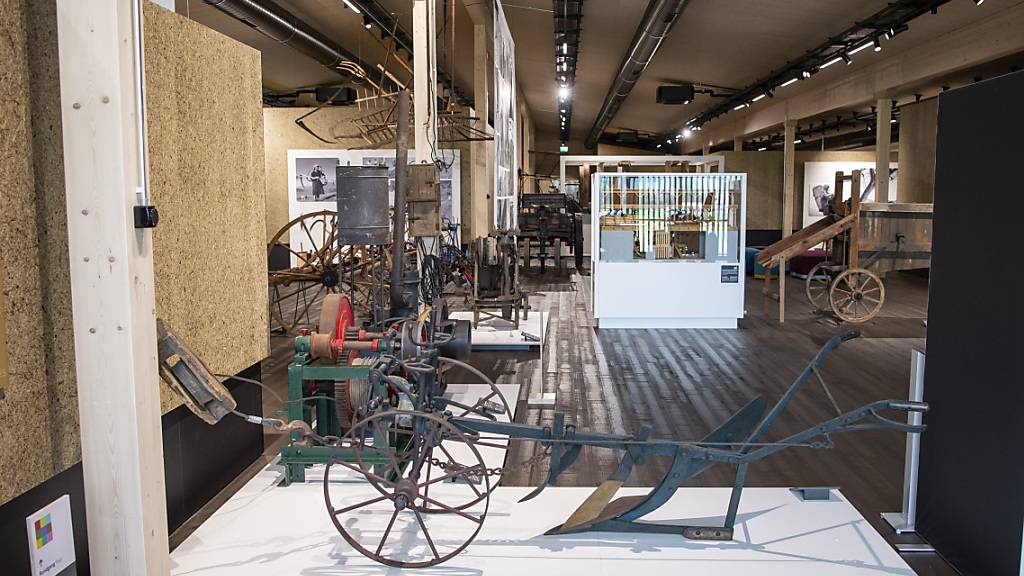 Die neue Dauerausstellung des Schweizerischen Agrarmuseum Burgrain LU zeigt alte Gerätschaften und kombiniert diese mit aktuellen Themen.