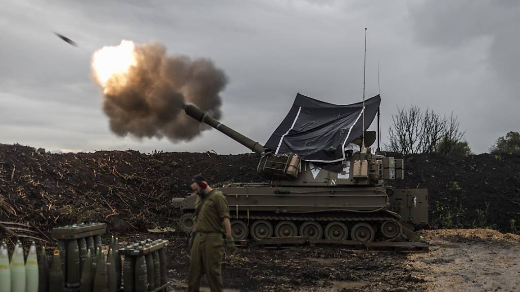 ARCHIV - Israelische Soldaten feuern nahe der Grenze zum Libanon eine mobile Haubitze ab. Die Bilanz des seit sechs Monaten wütenden Gaza-Krieges ist verheerend. Foto: Ilia Yefimovich/dpa