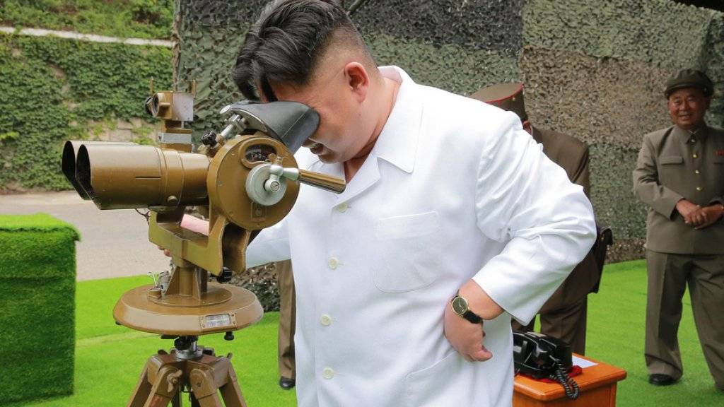 Nordkoreas Machthaber Kim Jong Un schaut auf einem Militärgelände durch ein Fernglas. Das abgeschottete asiatische Land hatte während des G20-Gipfels im benachbarten China erneut Raketen getestet - ein Vorgehen, das der UNO-Sicherheitsrat schliesslich am Dienstag scharf verurteilte.
