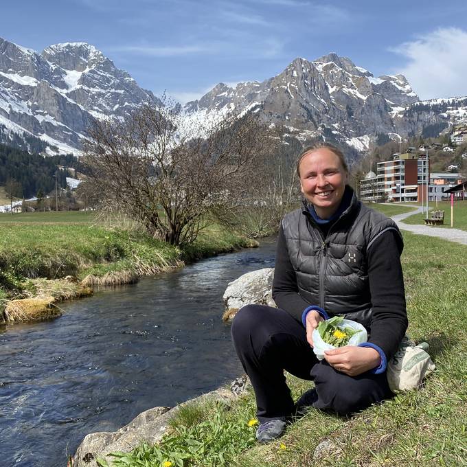 Diese Ärztin sucht Wildpflanzen und macht Qi-Gliding in Engelberg