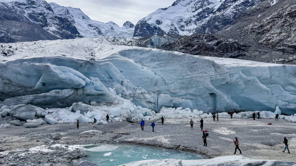 Immer mehr Touristinnen und Touristen zieht es zu schmelzenden Gletschern, wie zum Morteratschgletscher auf dem Bild. (Archivbild)
