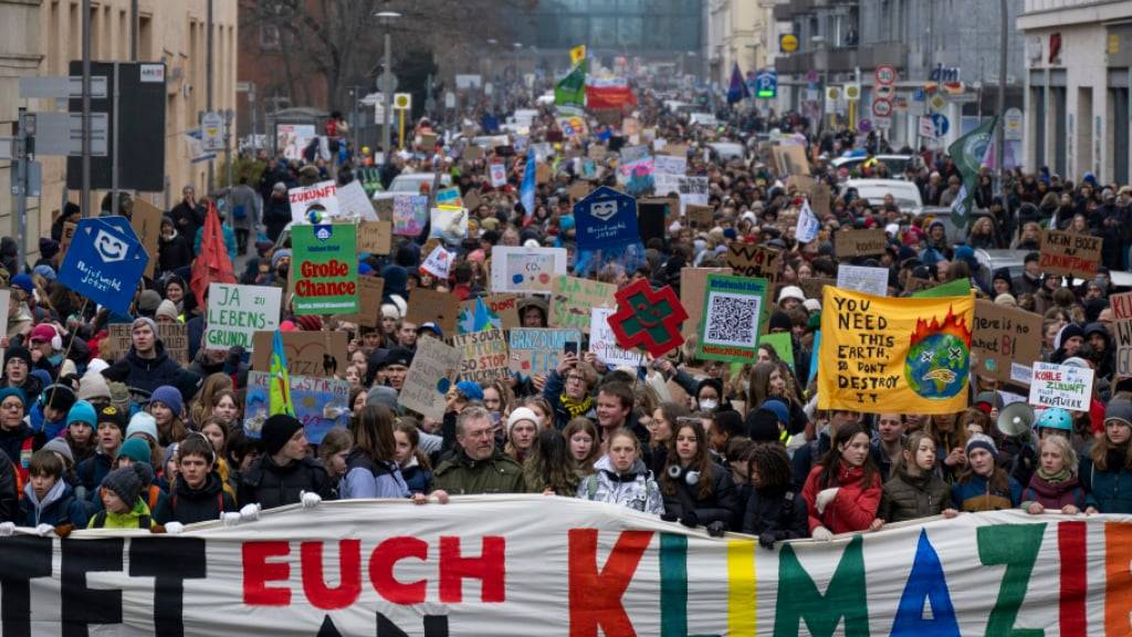 ARCHIV - Teilnehmer der Demonstration von Fridays for Future. Foto: Monika Skolimowska/dpa