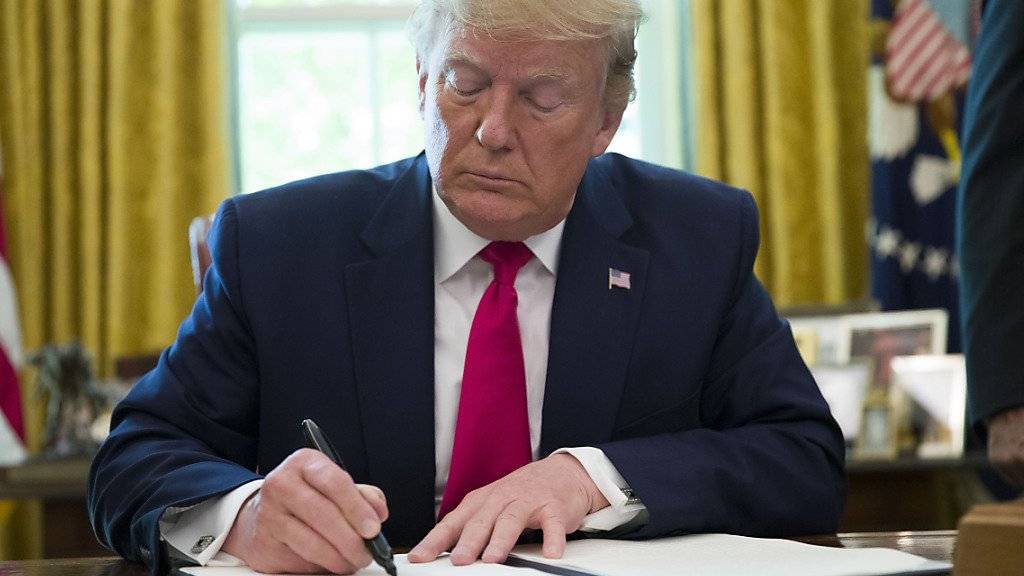 US-Präsident Trump verhängt neue Sanktionen gegen den Iran. Er unterzeichnete im Weissen Haus eine entsprechende präsidiale Verfügung. Im Visier ist insbesondere der oberste Führer des Irans, Ajatollah Ali Chamenei.
