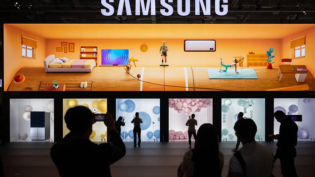 Nach erneutem Verlust im Chipgeschäft hat der Elektronikriese Samsung im dritten Quartal 2023 wieder deutliche Gewinneinbussen verzeichnet. Der Überschuss fiel im Jahresvergleich um 38 Prozent auf 5,84 Billionen Won (etwa 3,9 Milliarden Franken). (Archivbild)