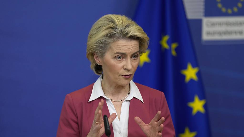 Ursula von der Leyen (CDU), Präsidentin der Europäischen Kommission, gestikuliert während einer Pressekonferenz am EU-Hauptsitz in Brüssel.