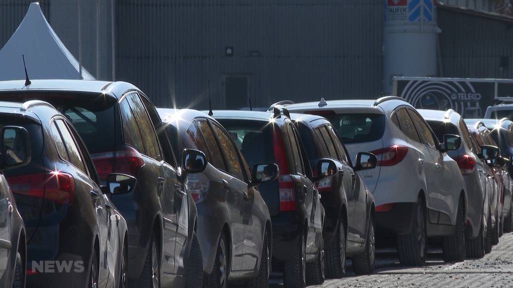 Bis zu zwei Stunden Wartezeit: Drive-In Test-Center im Wankdorf am Anschlag