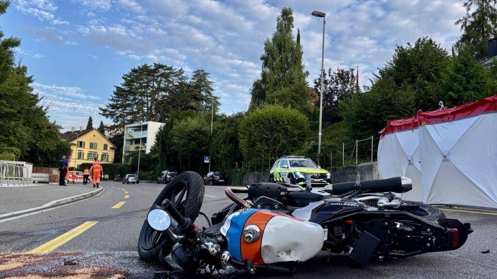 Ein 46-jähriger Töfffahrer geriet in Meilen auf die Gegenfahrbahn und kollidierte mit einer Mauer. Der Mann starb noch auf der Unfallstelle.