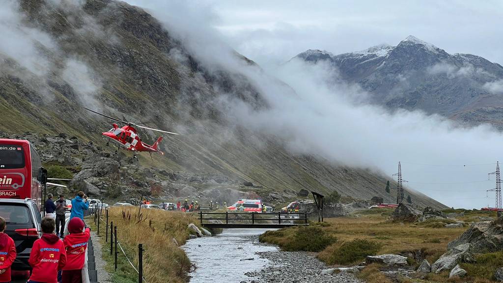 Rega-Helikopter fliegen die Verletzten ins Spital.
