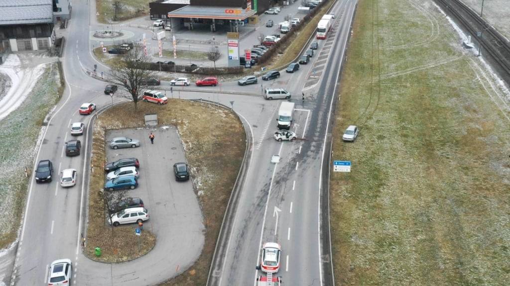 Eine Kollision in Schiers (GR). Die Bündner Kantonspolizei verzeichnete im Jahr 2023 insgesamt 2400 Verkehrsunfälle. (Archivbild)