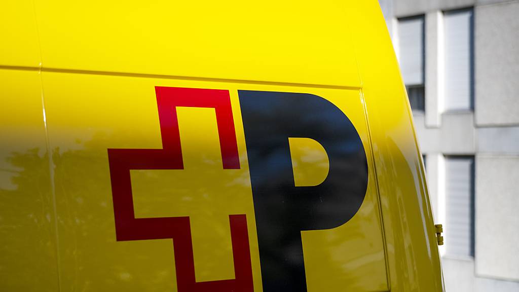 Das neue Logo der Post auf einem Lieferwagen. (Archivbild)