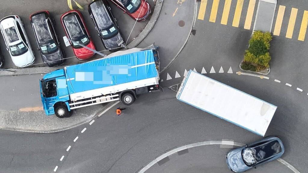 Der gekippte Lastwagen und der Anhänger blockierten den Kreisel.